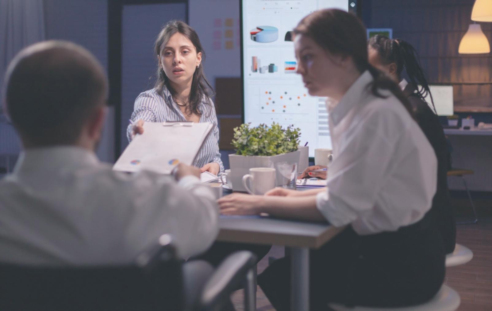 Persona che riflette durante una sessione di coaching personale