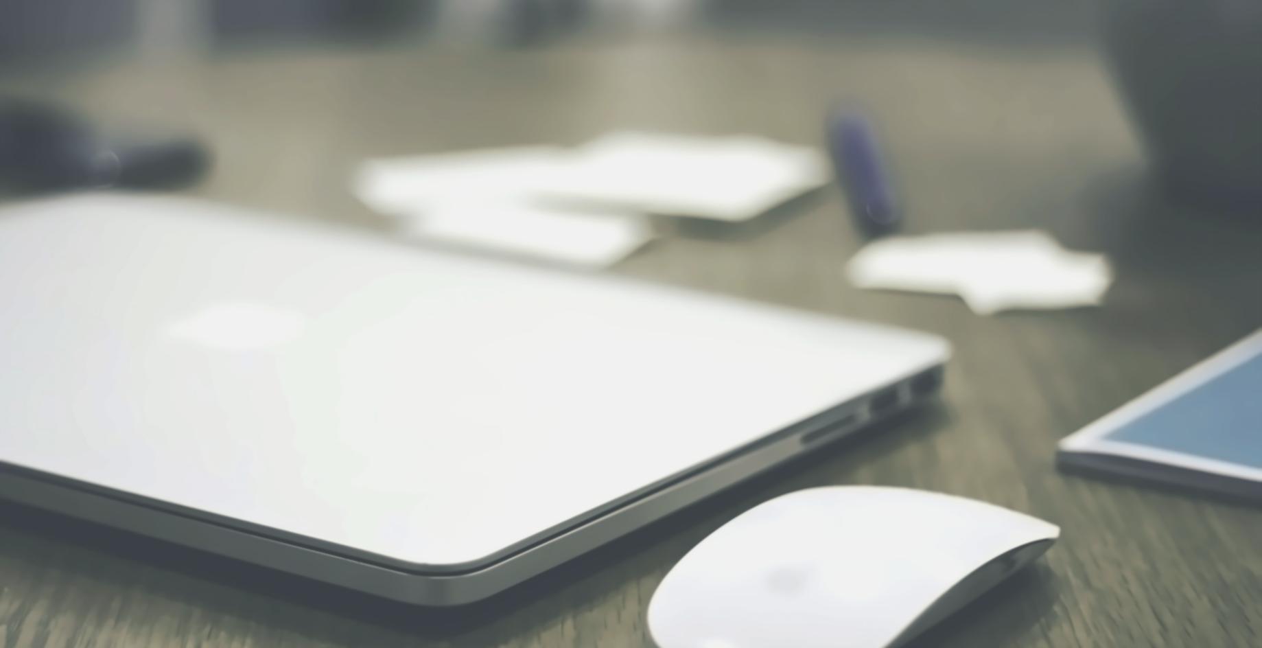 Persona che riflette durante una sessione di coaching personale